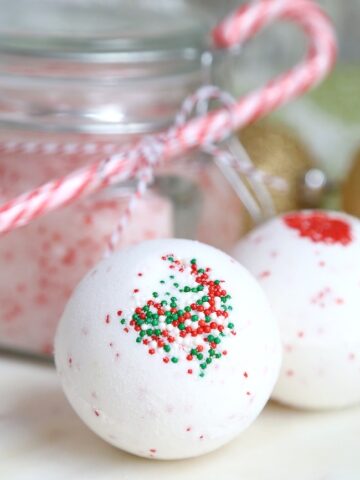 Peppermint Bath Bombs - Easy Holiday Gift to Make!